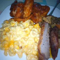 sticky wings, Mac and cheese and steak, broccoli, cauliflower and carrots...|Monique Ukiriさん