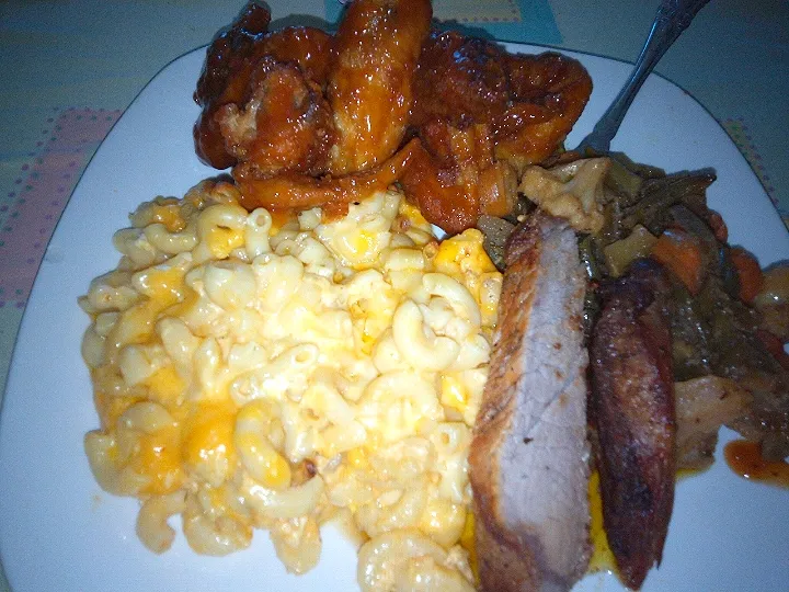 Snapdishの料理写真:sticky wings, Mac and cheese and steak, broccoli, cauliflower and carrots...|Monique Ukiriさん