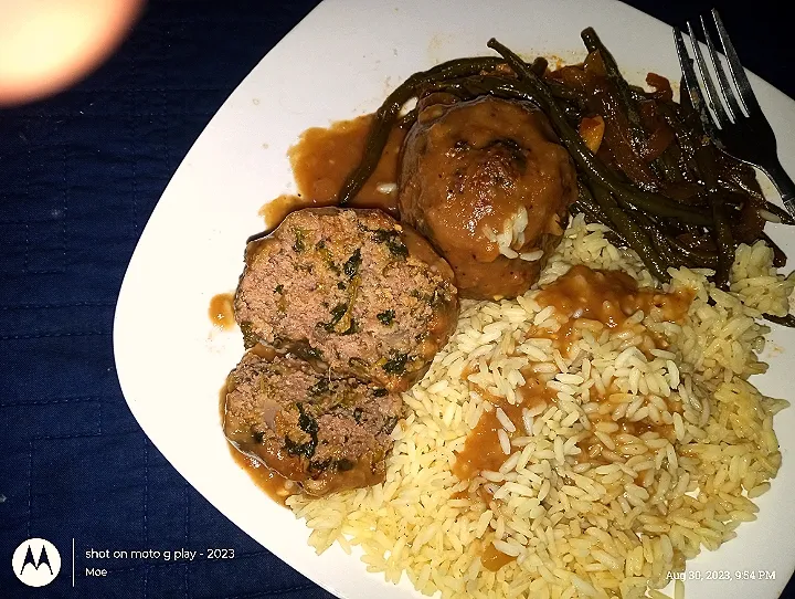 Spinach meatballs with fresh greens beans and white rice 😋|Moniqueさん