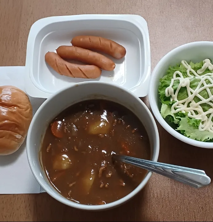 お一人様のお昼ごはん
カレーの残り
ウインナー
レタスサラダ
ロールパン|ナナさん