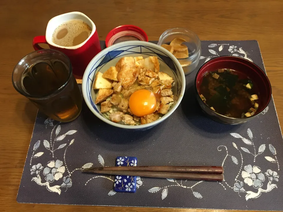 Snapdishの料理写真:スタミナ丼、沢庵、味噌汁、ホットコーヒー(朝ご飯)|enarinさん