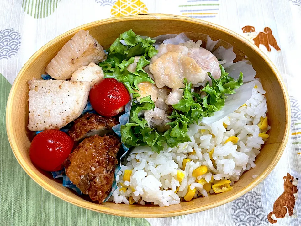 焼鳥、さつま揚げ、長芋ソテーのとうもろこしご飯🍱|なお🅿️さん