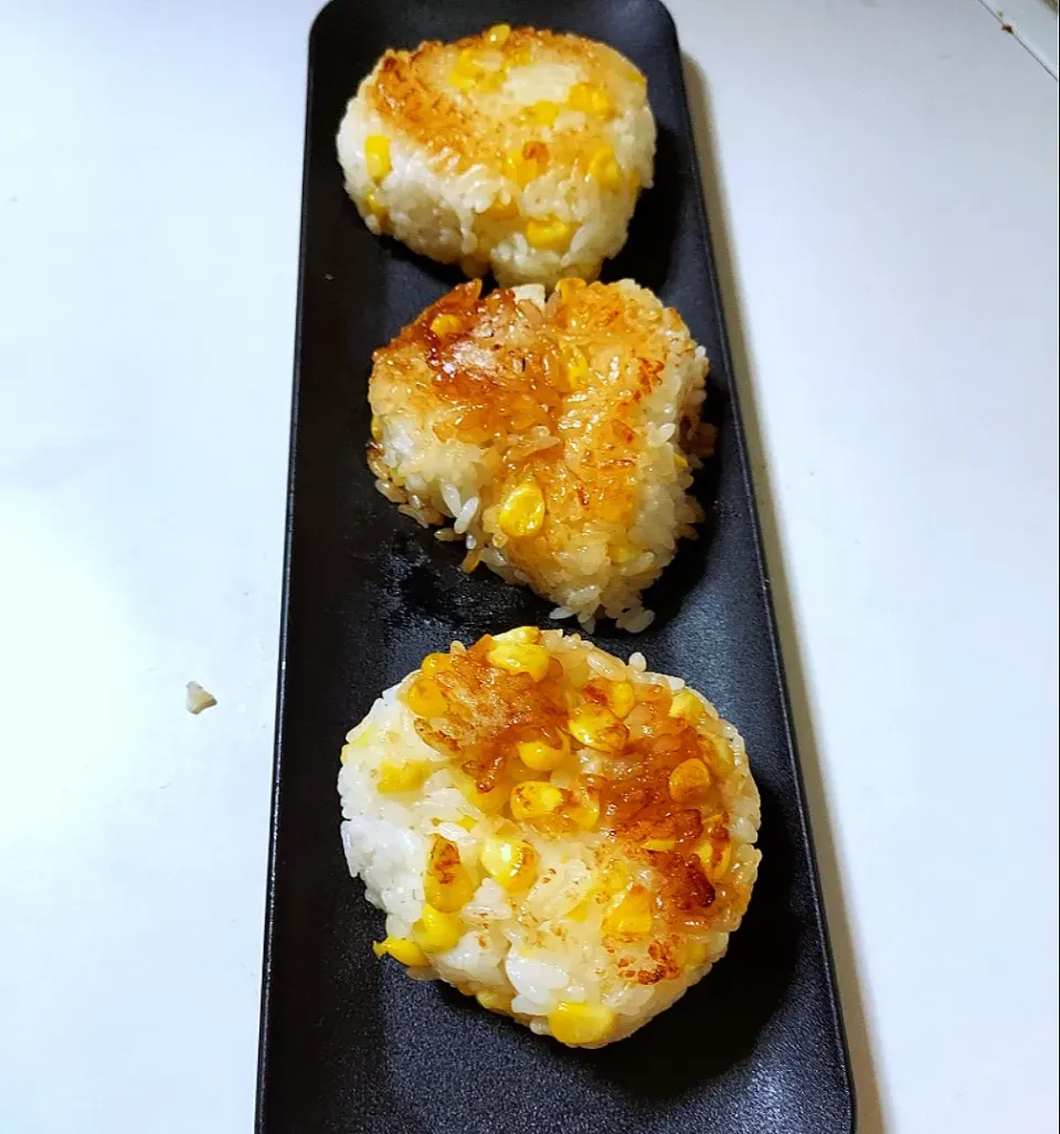 Snapdishの料理写真:とうもろこしご飯のバターしょうゆ焼きおにぎり|あかね空さん