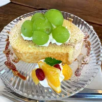 Snapdishの料理写真:完熟ロールケーキ（シャインマスカット）|y_umiさん