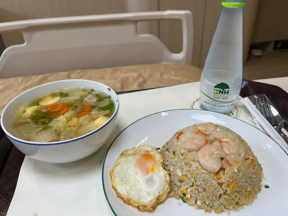 2023/09/12の昼食は海老チャーハン　
野菜と豚と豆腐の薄口スープ　これ病院食です|Mikoshiba Kazutoshiさん