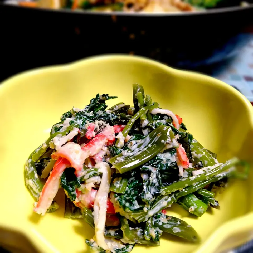 空芯菜とカニカマの胡麻マヨサラダ😋|とまと🍅さん