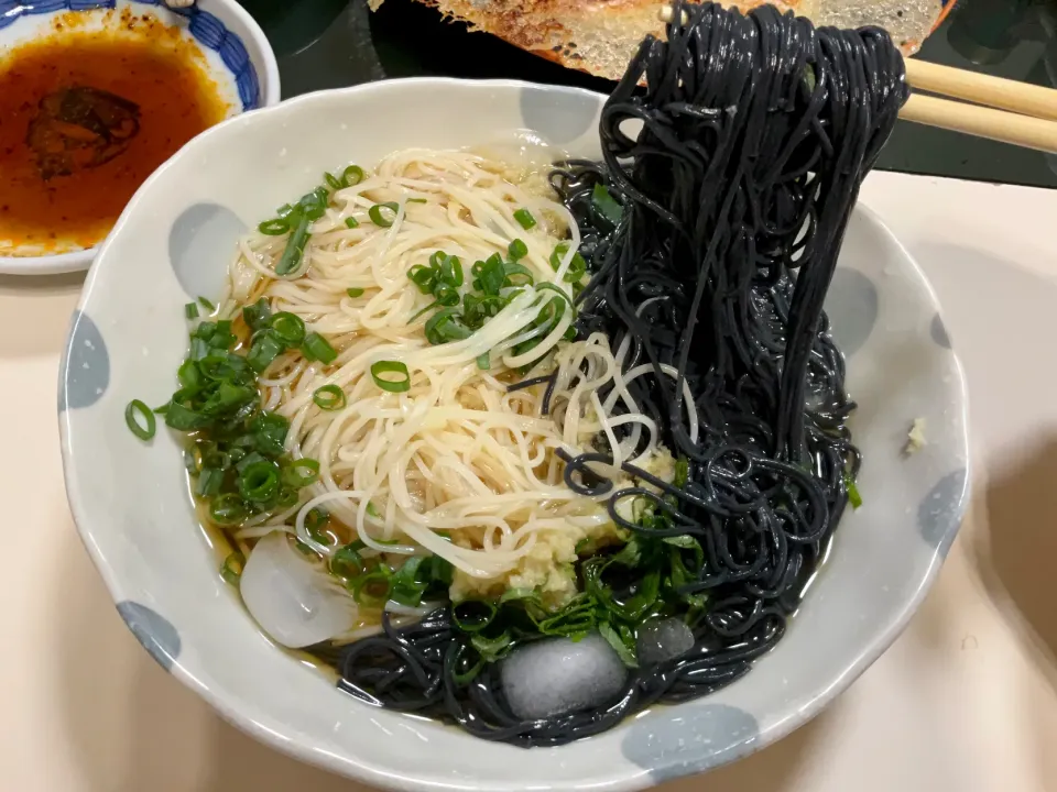 黒は奈良の三輪、白は長崎の島原雲仙のそうめん|Takeshi  Nagakiさん