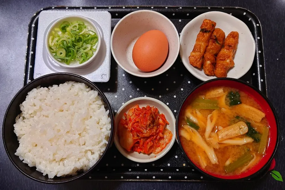 Snapdishの料理写真:今日の朝ごはん（福島県産コシヒカリに天ぷら（練物）、生卵、納豆、江戸菜と舞茸のみそ汁、白菜キムチ）|Mars＠釜飯作り研究中さん