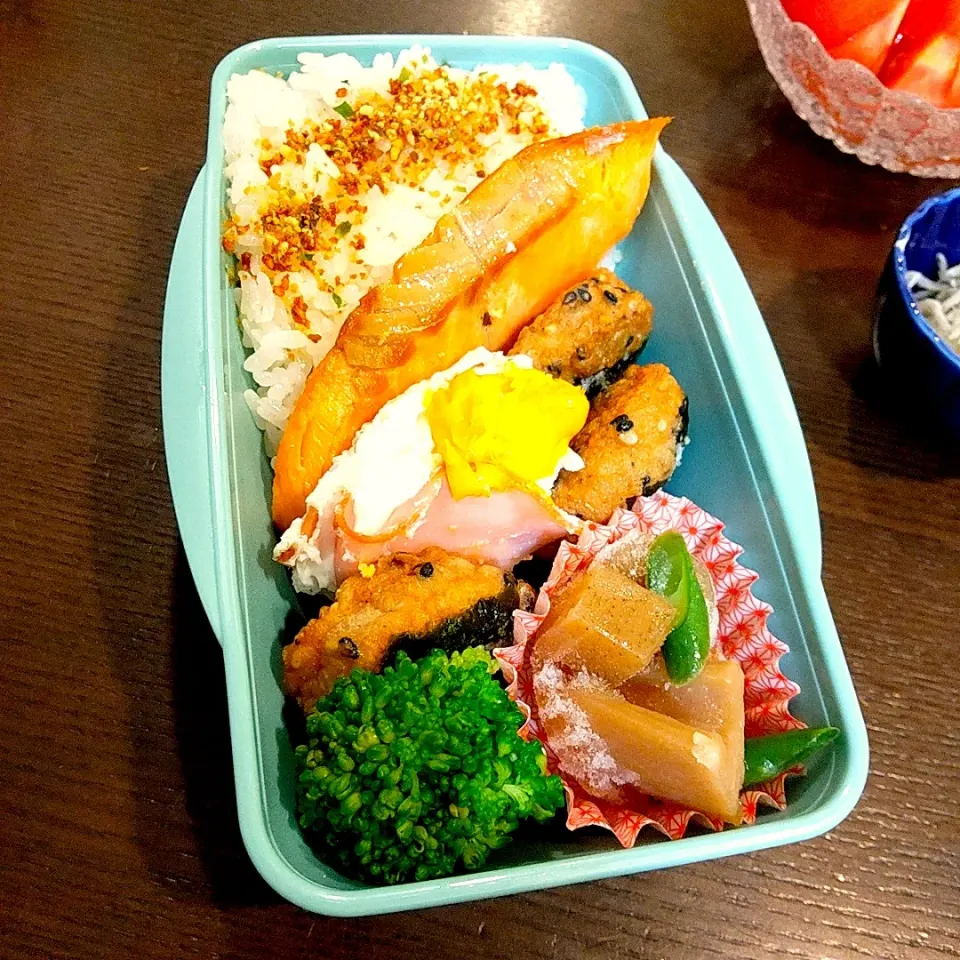 Snapdishの料理写真:鮭弁当🍱|Rieさん