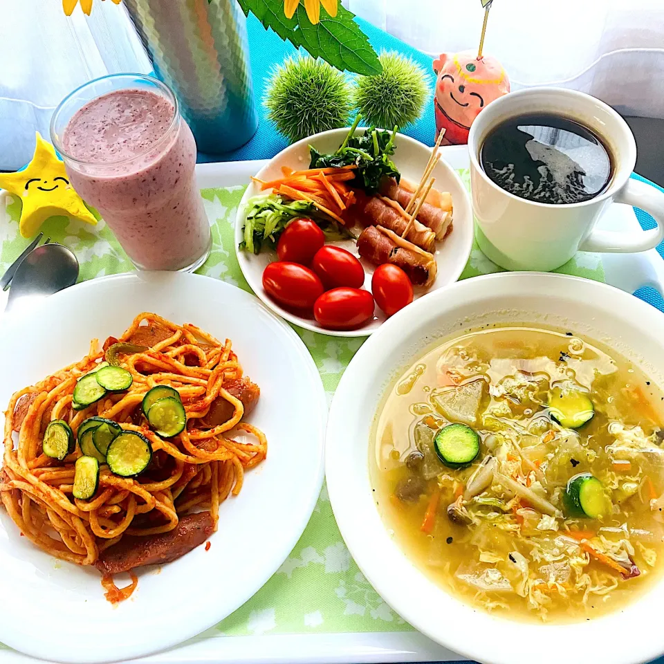 トマトソースでナポリタンスパゲティ🍝具沢山命のスープ💪ブラックベリースムージー🫐元気朝ごはんです♪|HAMI69さん