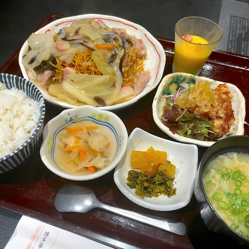 Snapdishの料理写真:華味鳥の皿うどんと油淋鶏|T. Wonderさん