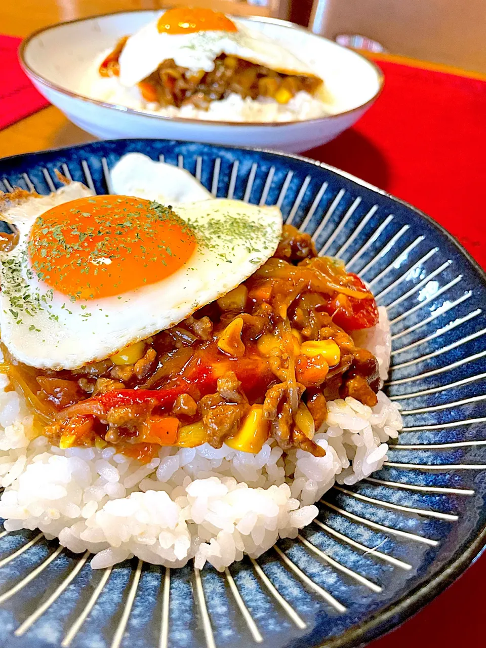 Snapdishの料理写真:からあげビールさんの料理 母とムスコのラブラブおソロ♪彩りドライカレー弁当|おかちさん