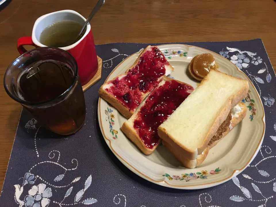 コロッケサンド、カシスジャムトースト、スープ(昼飯)|enarinさん