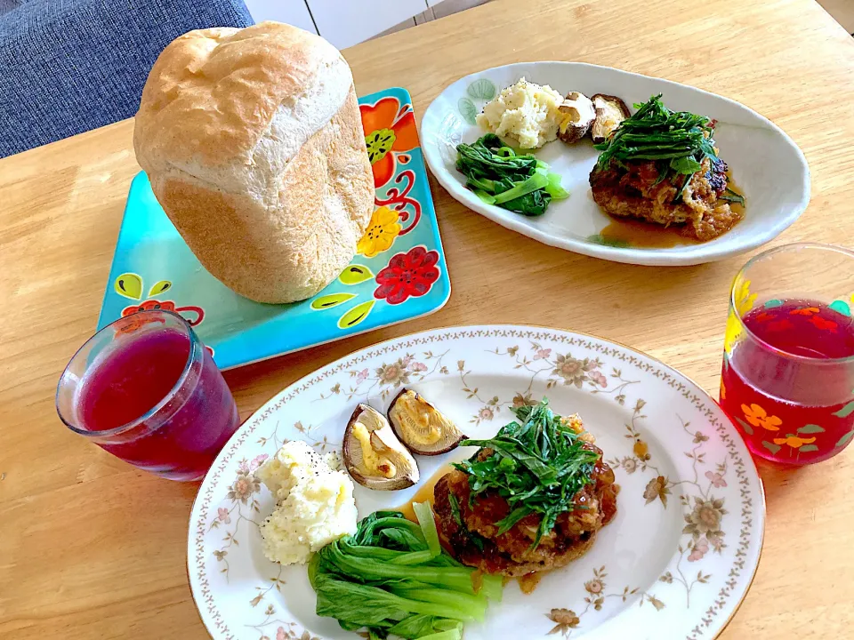 和風ハンバーグランチ＆焼きたてパンドミ🍞赤紫蘇ジュースと♡|さくたえさん