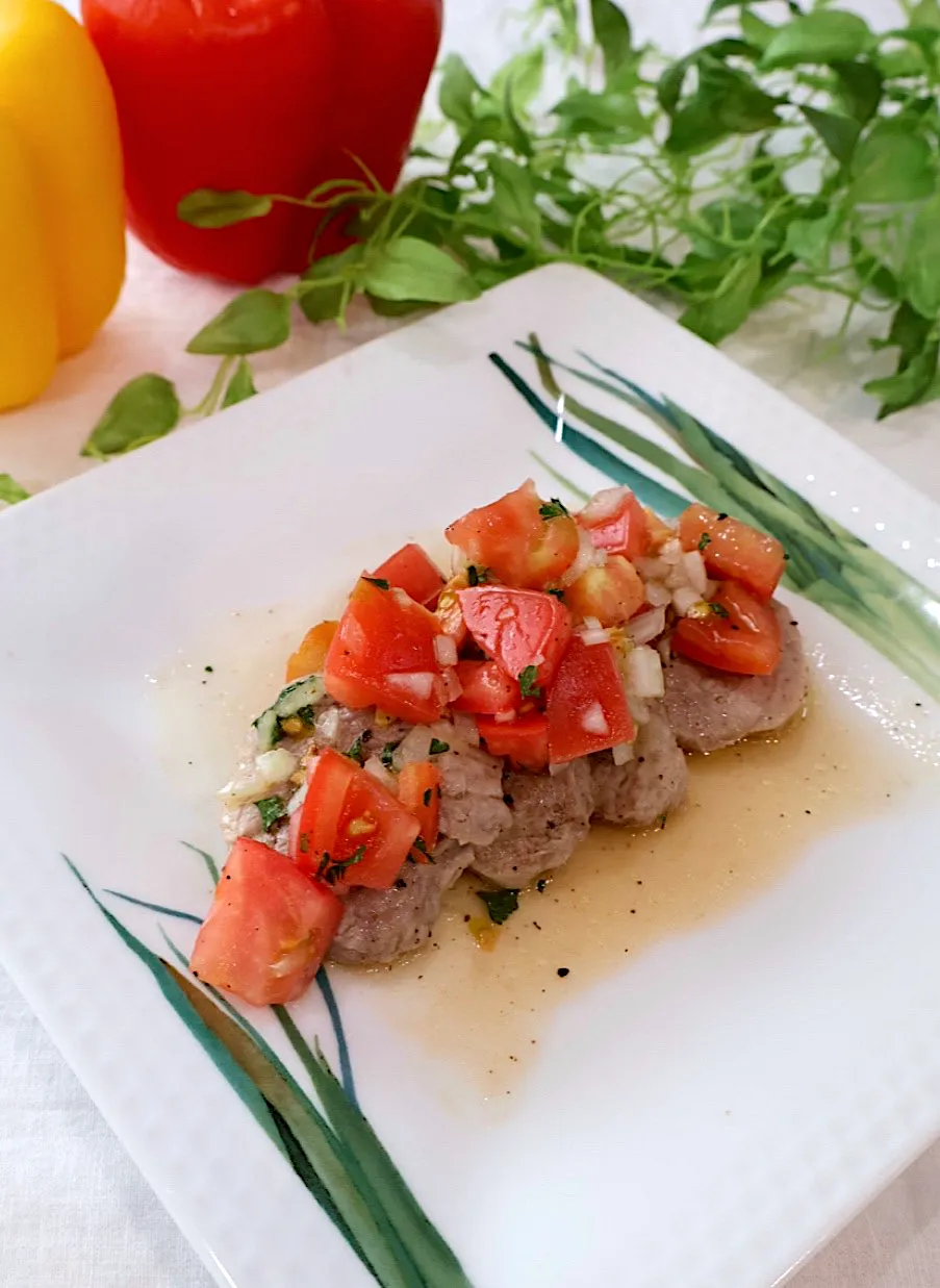 豚ヒレ肉のソテー🍅トマトマリネソース|めいめいさん