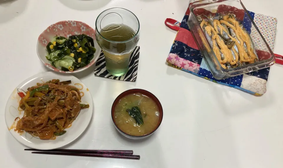 晩御飯☆酢の物（わかめ・胡瓜・コーン）☆ししゃも明太マヨ焼き☆チャプチェ☆みそ汁（キャベツ・小松菜・玉葱）|Saharaさん