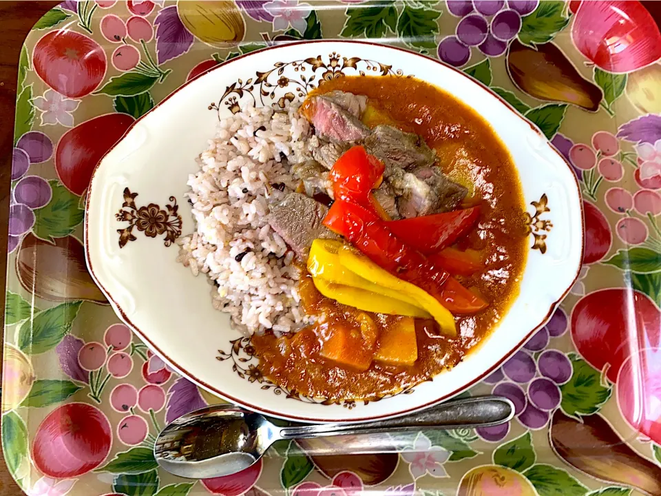 トマトカレー    〜ガーリックステーキとパプリカ添え〜|マシュマロさん