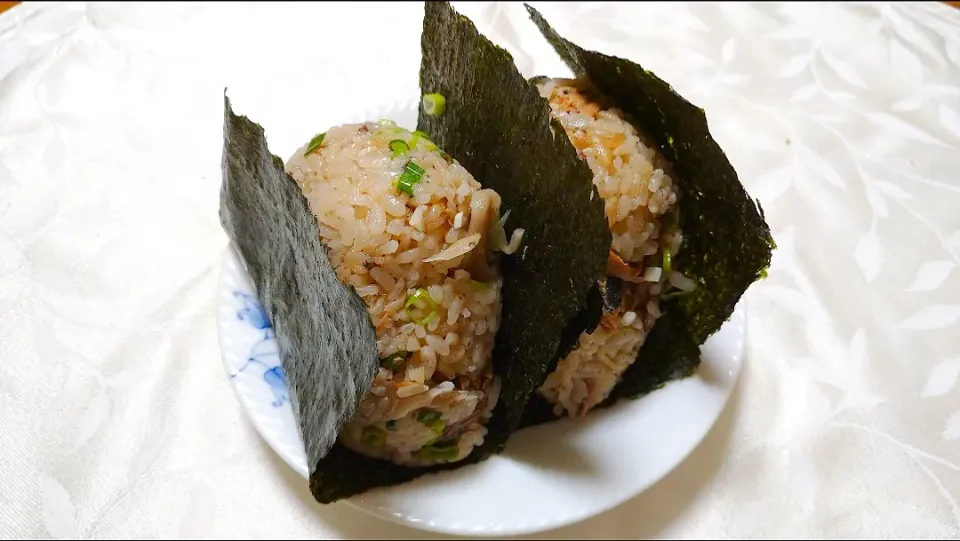 9/12の夜勤弁当
サンマ缶と舞茸の炊き込みご飯でおにぎり🍙|卯月さん