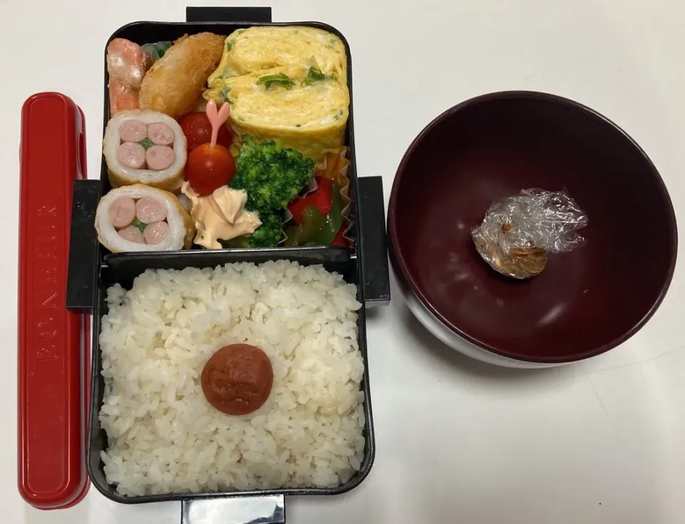 Snapdishの料理写真:パパ弁☆鮭☆エビフライ☆葱入り卵焼き☆パプリカのソテー☆ブロッコリーの明太マヨ☆プチトマト☆花ちくわ☆みそ玉|Saharaさん