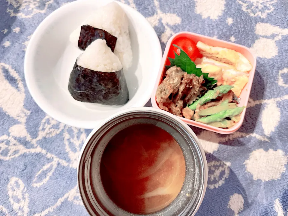 Snapdishの料理写真:おにぎりとイカメンチのお弁当|とぴさん