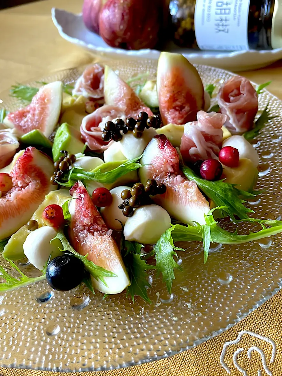 由美さんの料理 「食卓を紡ぐおたより便」より純胡椒乗せ無花果のマスカルポーネ|とんちんさん