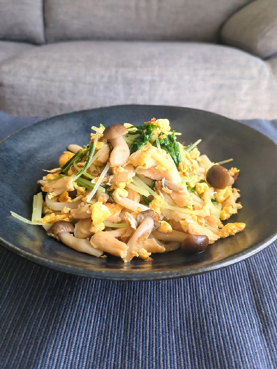 大豆まるごとミートとシメジ、玉子、水菜の焼きうどん|しあるさん