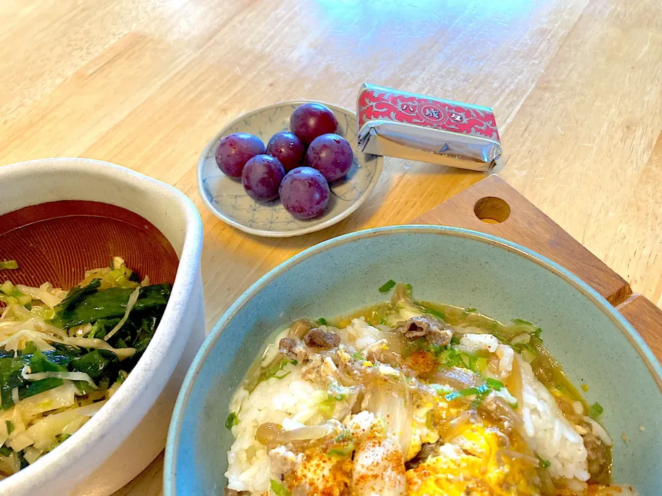 麹甘酒で牛とじ丼💚ワカメと玉ねぎのサラダ💛ぶどう💜バターサンド🩷|さくたえさん