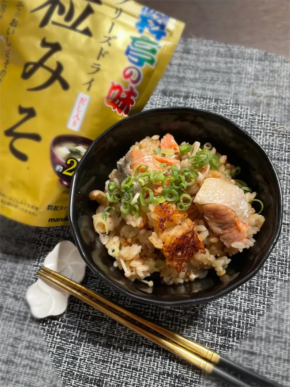 いっちゃんの料理 粒みそで作る鮭の炊き込みご飯✨|まぁちゃんさん