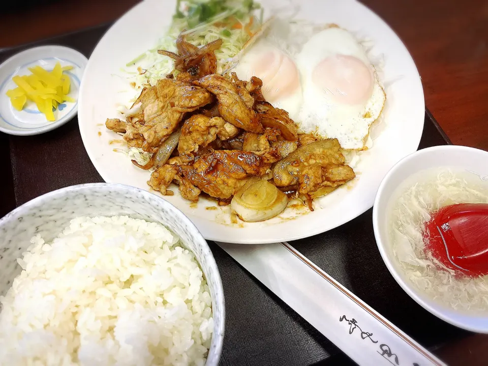 目玉焼と豚バラ炒め盛合せ定食 ¥850|Blue Moon Caféさん