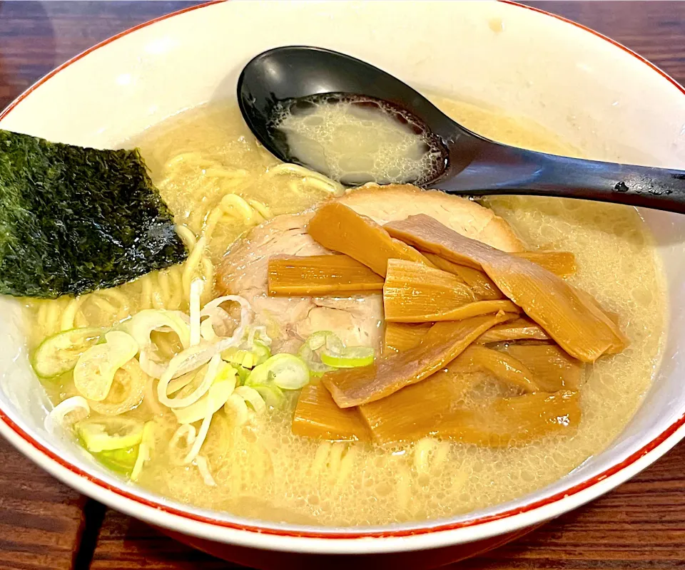 塩とんこつラーメン🍜|ゆうじ.さん