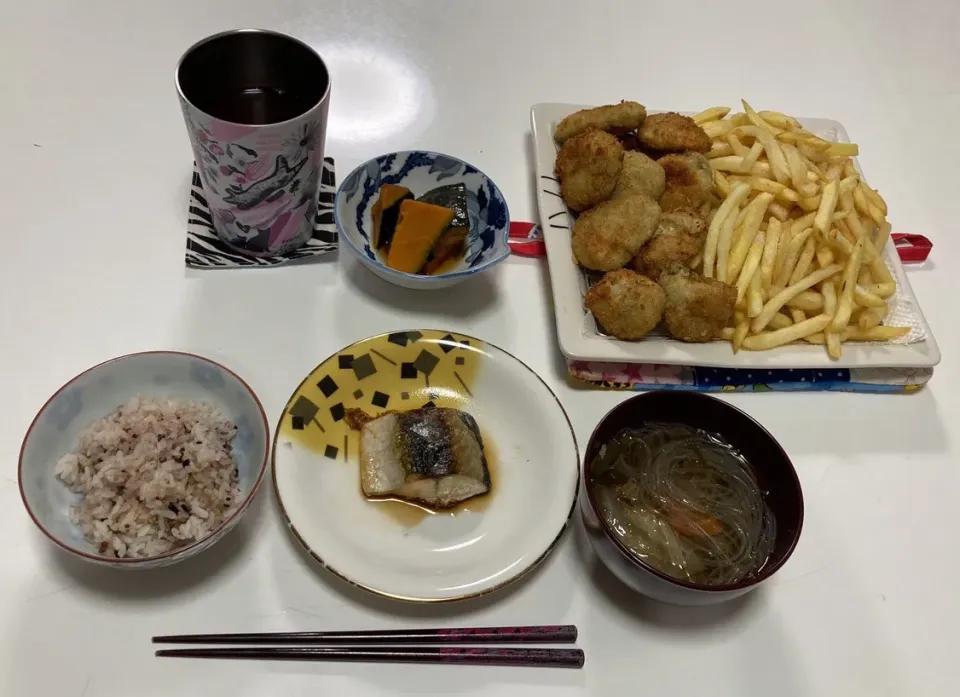 晩御飯☆フライドポテト☆のり塩チキン☆南瓜の炊いたん☆鯖の塩焼き☆野菜と春雨の中華スープ☆雑穀米|Saharaさん