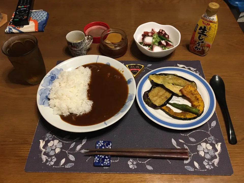 カレーライス、素揚げ盛り合わせ、酢の物、六条麦茶、りんごジュース寒天(夕飯)|enarinさん