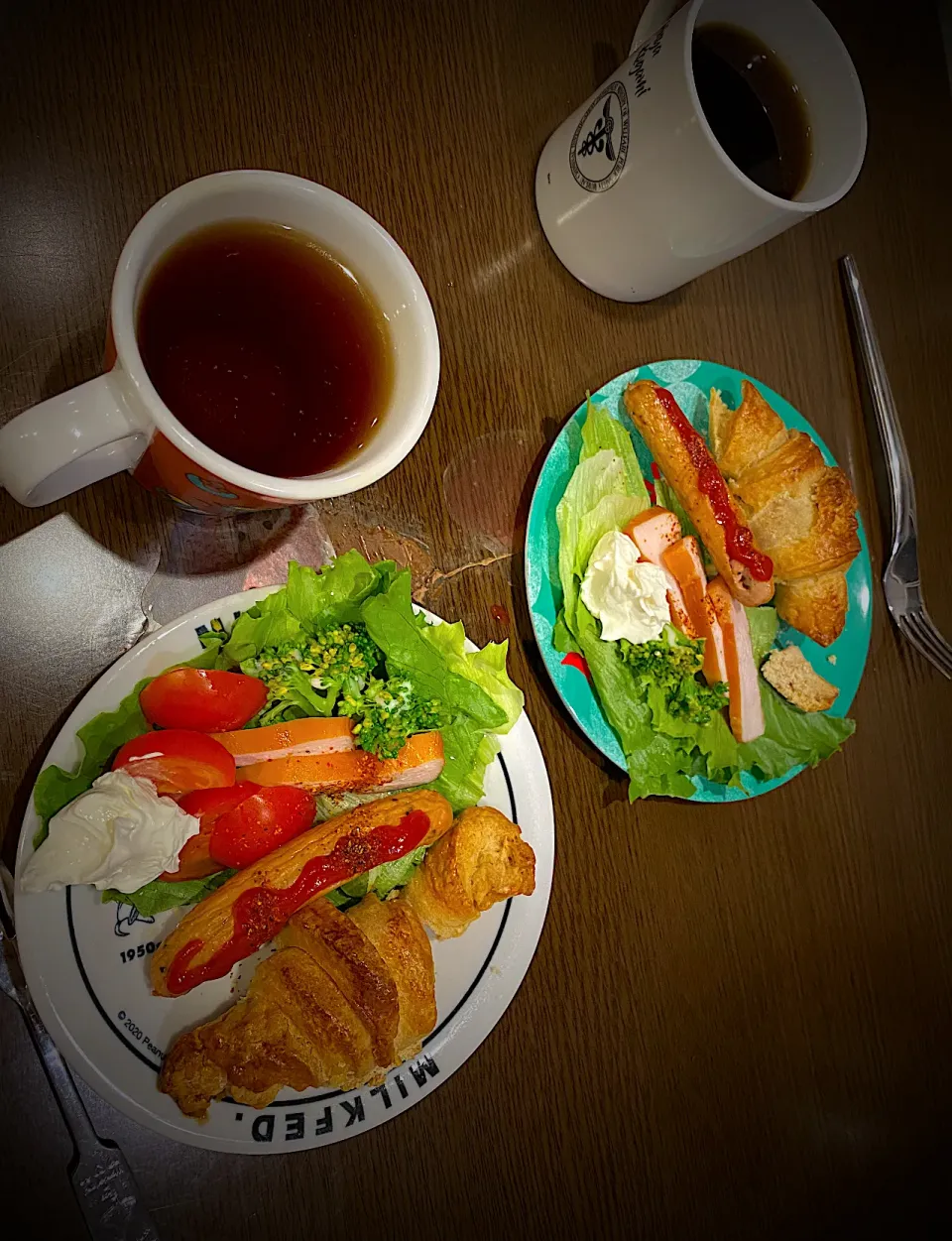 スモークチキン　焼きソーセージ　サラダ　米粉のスコーン　クリームチーズ　コーヒー|ch＊K*∀o(^^*)♪さん