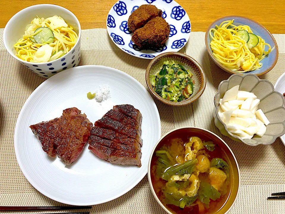 イチボステーキ🥩、おかわかめと二色オクラのネバネバ、スパサラ、かぶの梅酢漬け、メンチカツ、味噌汁|1614さん