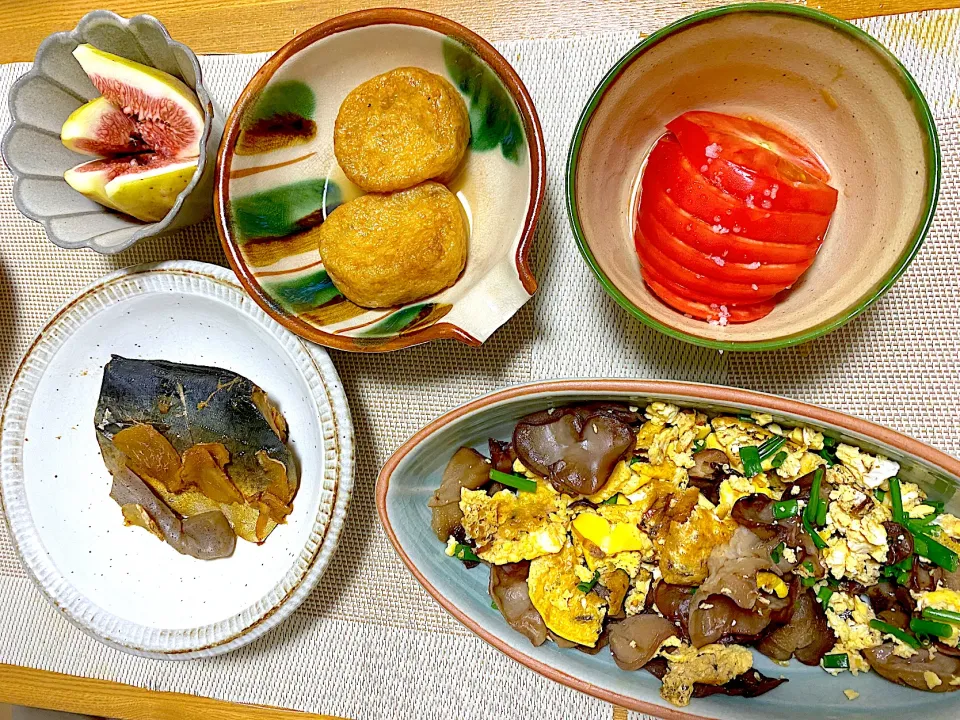 鯖の味噌煮🐟、キクラゲたまご塩昆布炒め🥚、トマト、がんも煮、いちじく|1614さん