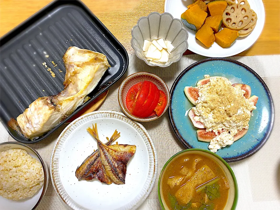 カンパチのカマ焼き🐟、手作り鯵の干物🐟、いちじくの白和え、かぼちゃとれんこん煮、カブの梅酢漬け、トマト、味噌汁|1614さん