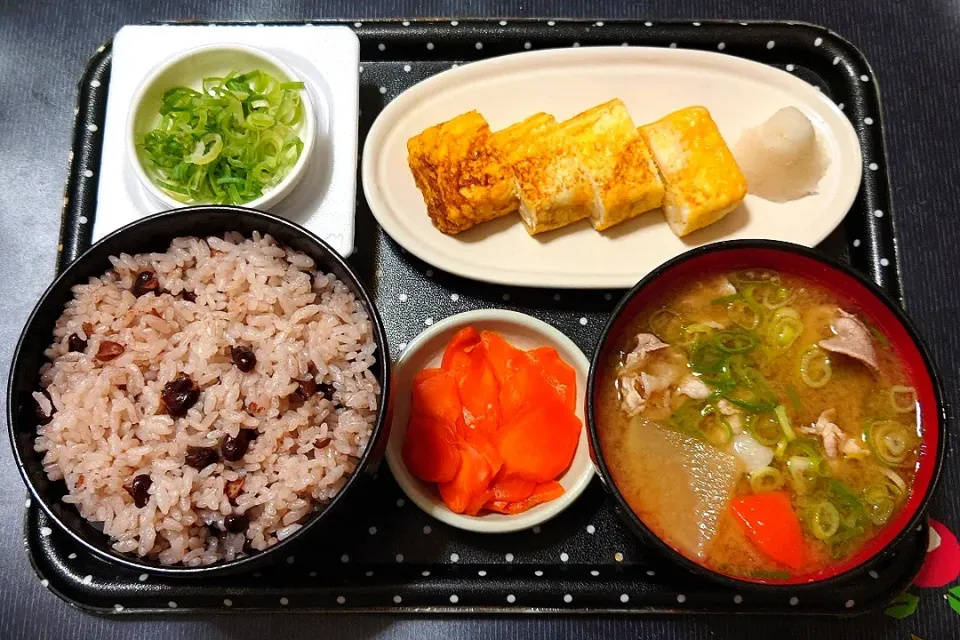 Snapdishの料理写真:今日の朝ごはん（赤飯に玉子焼き、納豆、豚汁、生姜みそ漬）|Mars＠釜飯作り研究中さん