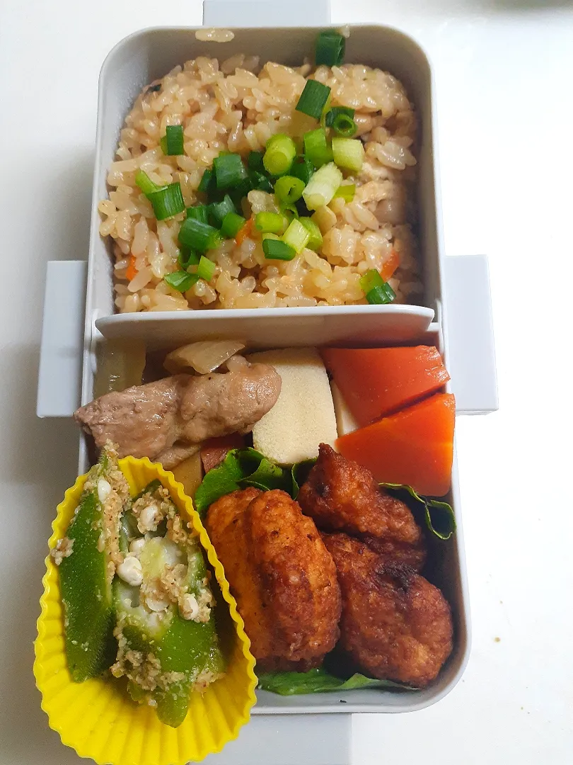 Snapdishの料理写真:☆中学生弁当☆玄米入り炊き込みご飯、高野豆腐、肉じゃが、豆腐入りナゲット、オクラ胡麻和え|ｼｮｺﾗさん