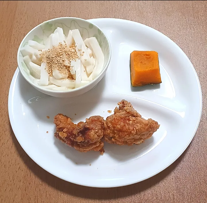 お一人様の晩御飯
唐揚げ
大根のマヨネーズ和え
かぼちゃ
ご飯🍚|ナナさん