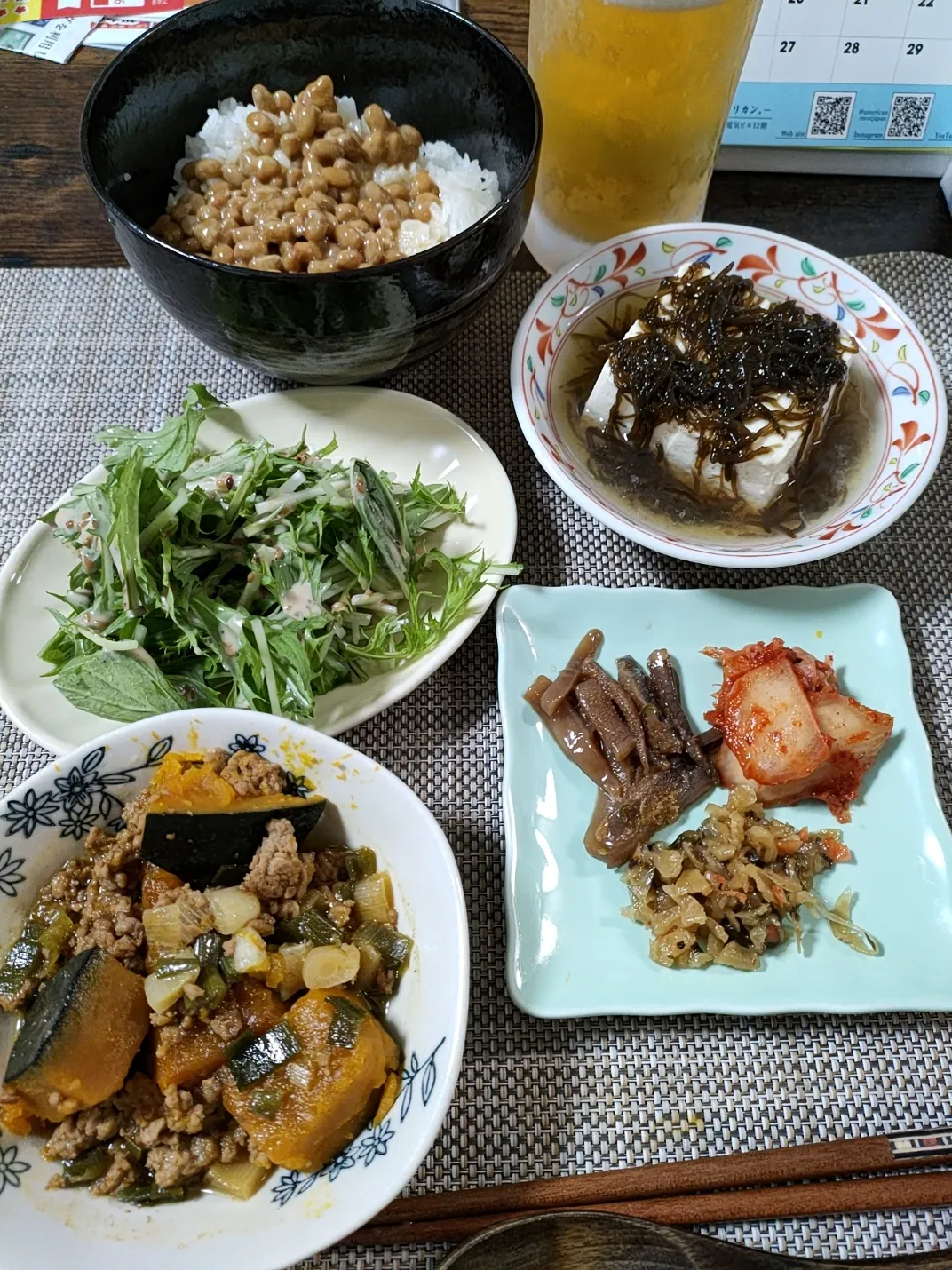 かぼちゃの煮物、もずく豆腐、
納豆ご飯、サラダ、漬物|坂ちゃんさん