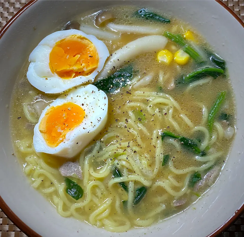 豚骨醤油ラーメン🍜|すくらんぶるえっぐさん