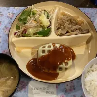 Snapdishの料理写真:ハンバーグチーズ載せ|🥀𝓝𝓐𝓜𝓘𝓔🥀さん