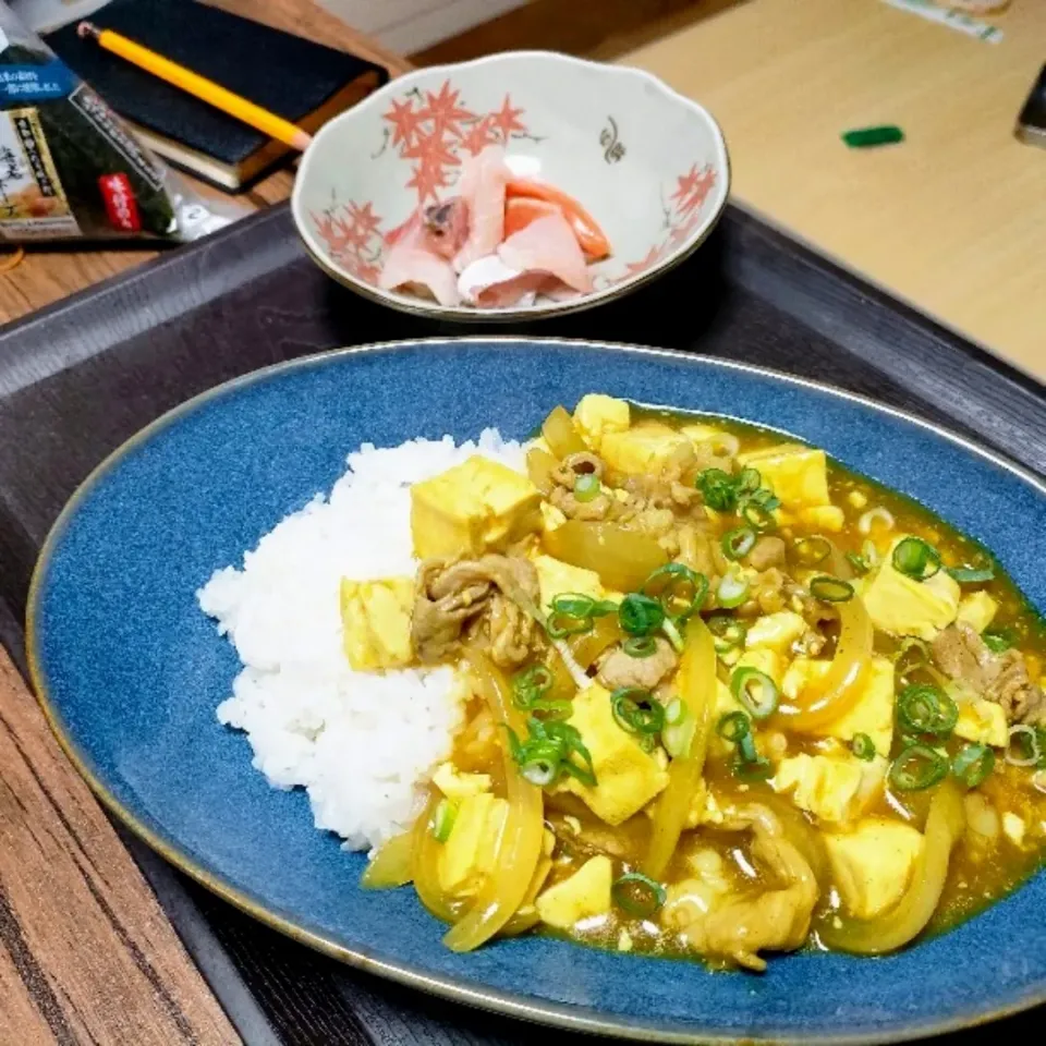 Snapdishの料理写真:和風カレー丼。

普通のカレーと違うのは、これは五分で作れる。|ariyo4200さん