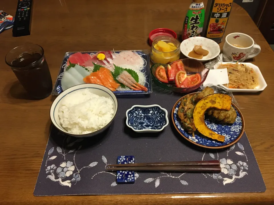 Snapdishの料理写真:刺身盛り合わせ、揚げ直した小柱の磯辺かき揚げと焼ちくわの磯辺天ぷら、かぼちゃの素揚げ、切り干し大根のお惣菜、トマト(夕飯)|enarinさん