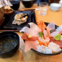 Snapdishの料理写真:海鮮丼🦐|ひなねこさん