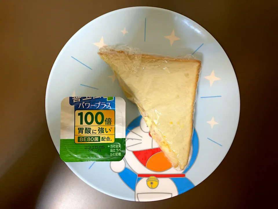 Snapdishの料理写真:自家製サンドイッチ•ダノンビオ プレーン加糖|ばーさんさん