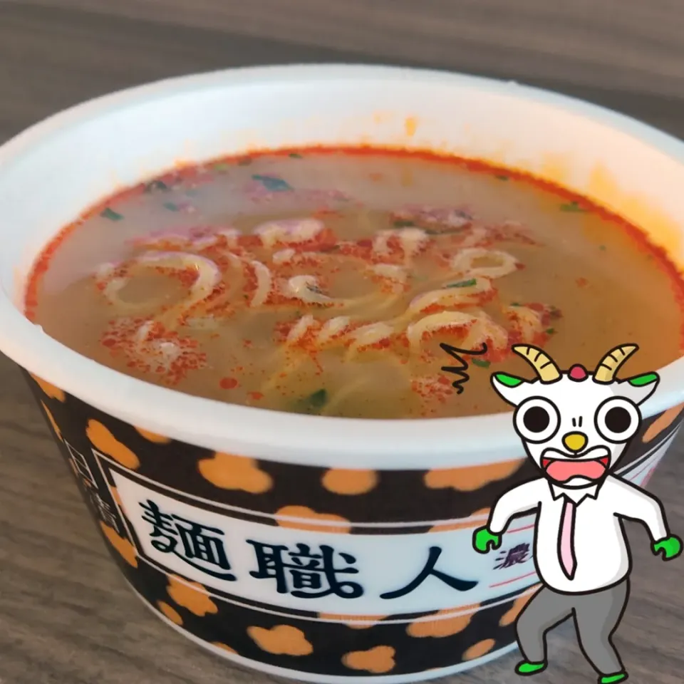 Snapdishの料理写真:担々麺の後入れ袋を破る|Rピージャーさん