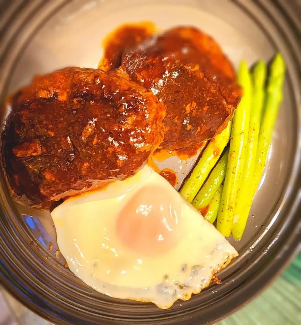 ハンバーグ目玉焼き添え|南華彦さん