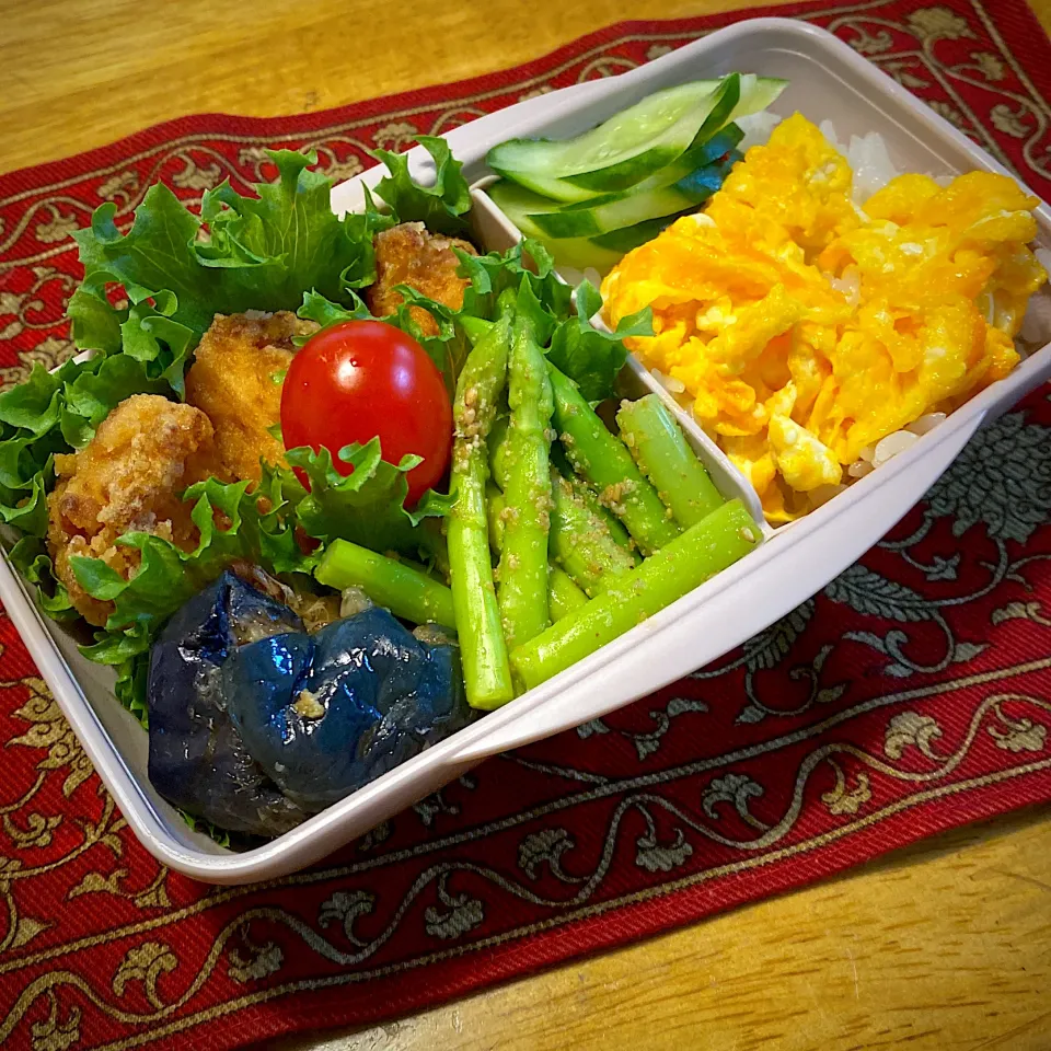 鶏の唐揚げと、揚げなすの煮浸しと、アスパラの胡麻和えと、玉子のせご飯弁当|もえさん