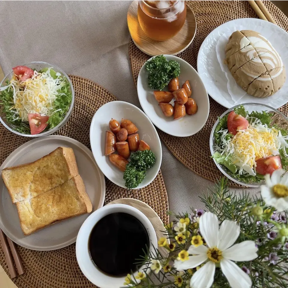 9/16❤︎休日モーニング🌱✨

・ふく福全粒粉食パン
・バタートースト
・ポケモンコーヒー蒸しケーキ
・チリシャウエッセン
・チーズグリーンサラダ|Makinsさん